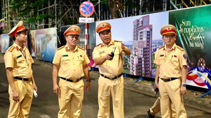 Lãnh đạo Phòng Cảnh sát giao thông nghe báo cáo phương án đảm bảo ATGT tại lễ hội pháo hoa