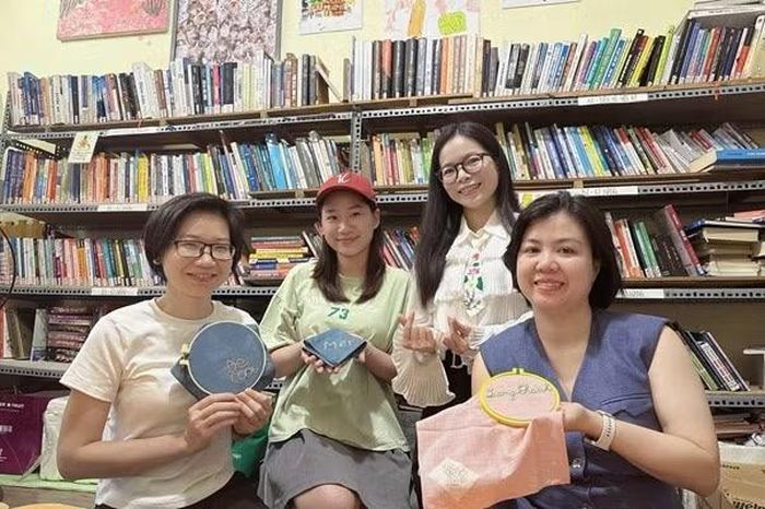 Lớp làm đồ handmade thu hút nhiều lứa tuổi, mang lại trải nghiệm thú vị.