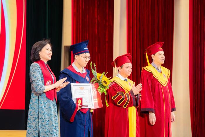 Nguyễn Huỳnh được vinh danh trong lễ tốt nghiệp của Đại học Bách khoa Hà Nội. Nam sinh cho rằng, GPA hay danh hiệu chỉ là những cột mốc ở một thời điểm, còn điều quan trọng hơn là khả năng vượt qua giới hạn của chính mình sau mỗi thử thách.