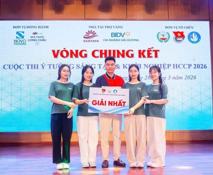 Diệp Anh cùng đội thi tại lễ trao giải Cuộc thi Ý tưởng sáng tạo và khởi nghiệp cấp trường.