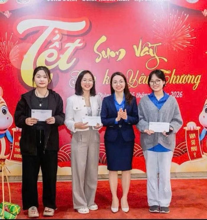 Diệp Anh (ngoài cùng bên phải) tham gia chương trình Tết Sum Vầy do nhà trường tổ chức.