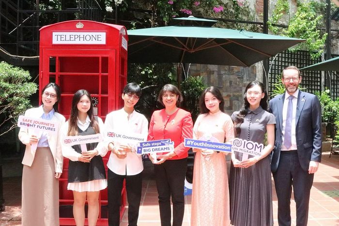 Phương Thảo (thứ 3 từ phải sang) trong buổi gặp gỡ thanh niên cùng Thứ trưởng Bộ Ngoại giao &amp; Phát triển Anh Seema Malhotra và Đại sứ Anh Iain Frew.