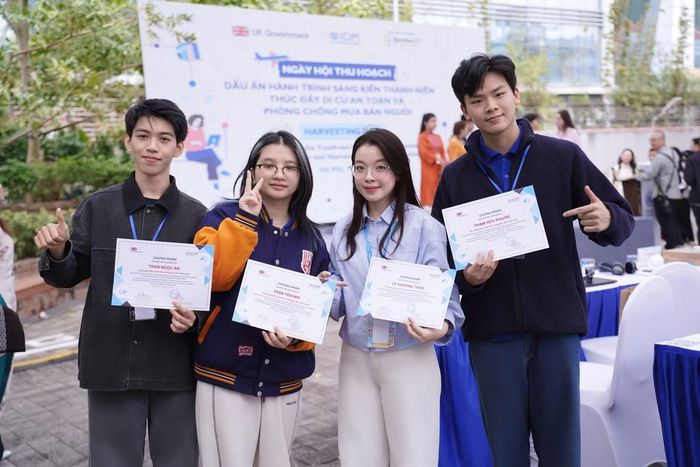 Phương Thảo (thứ hai từ phải sang) cùng đồng đội được vinh danh tại Ngày hội thu hoạch các Sáng kiến thanh niên do IOM (Liên Hợp Quốc) tổ chức.
