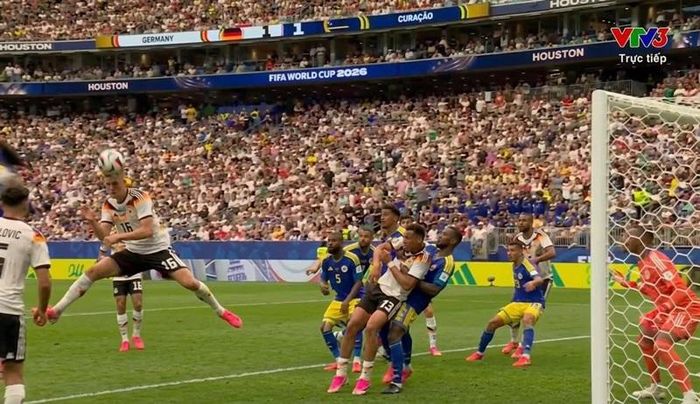 Nico Schlotterbeck đánh đầu ghi bàn quan trọng giúp tuyển Đức giải tỏa áp lực.