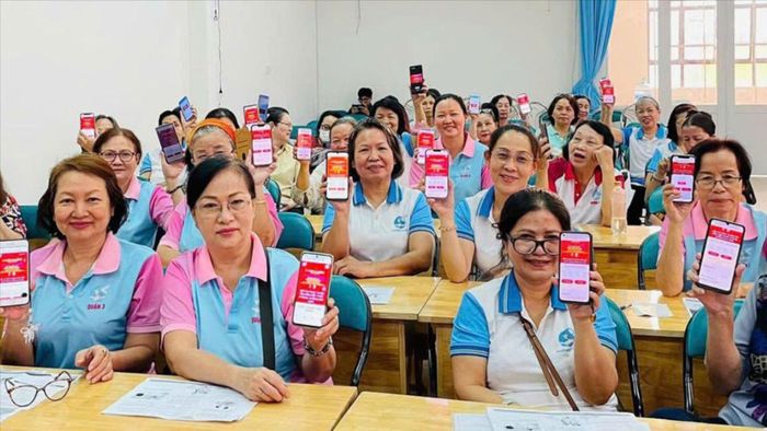  Hội LHPN phường Xuân Hòa (TPHCM) hướng dẫn hội viên tiếp cận, cài đặt các ứng dụng trực tuyến và cập nhật tri thức số (ẢNH: HỒNG HẢI) 