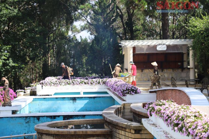 Công nhân dọn dẹp vệ sinh khu vực phía sau Dinh 1 để chuẩn bị đón khách tham quan. Ảnh: ĐOÀN KIÊN