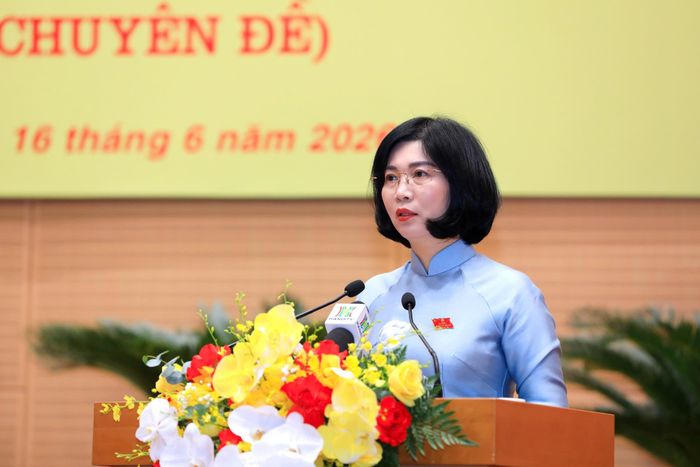  Đồng chí Phùng Thị Hồng Hà, Chủ tịch HĐND TP Hà Nội phát biểu tại kỳ họp. Ảnh: BẢO CHI 