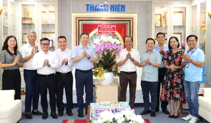  Trưởng Ban Tuyên giáo và Dân vận Thành ủy TPHCM Dương Anh Đức thăm Báo Thanh Niên. Ảnh: THÁI PHƯƠNG 