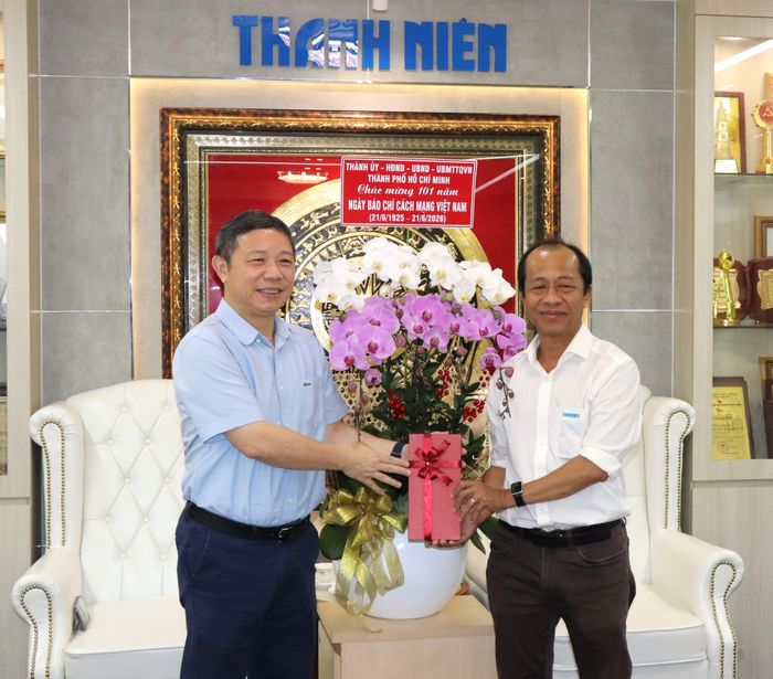  Đồng chí Dương Anh Đức gửi tặng hoa của Thành ủy – HĐND – UBND - Ủy ban MTTQ Việt Nam TPHCM đến Báo Thanh Niên. Ảnh: THÁI PHƯƠNG 