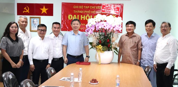  Đồng chí Dương Anh Đức cùng đoàn thăm, chúc mừng Tạp chí Văn nghệ TPHCM. Ảnh: THÁI PHƯƠNG 