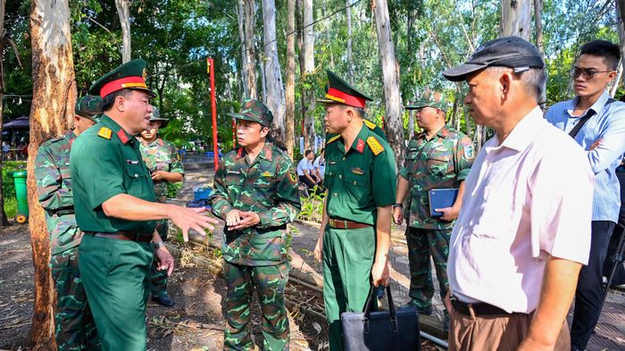  Các lực lượng phối hợp triển khai khảo sát với tinh thần trách nhiệm cao. Ảnh: MẠNH THẮNG 
