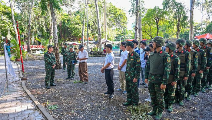  Các đơn vị phối hợp khảo sát thực địa. Ảnh: MẠNH THẮNG 