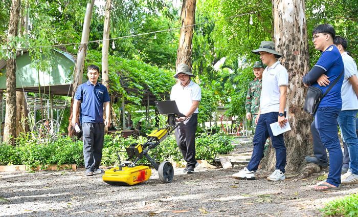  Nhóm chuyên gia sử dụng máy radar xuyên đất. Ảnh: MẠNH THẮNG 
