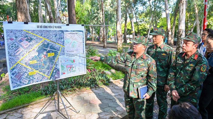  Thiếu tá Bùi Tấn Phát, Ban Tác huấn, Phòng Tham mưu, Bộ Tư lệnh TPHCM giới thiệu vị trí tọa độ tại Công viên Lê Thị Riêng. Ảnh: MẠNH THẮNG 