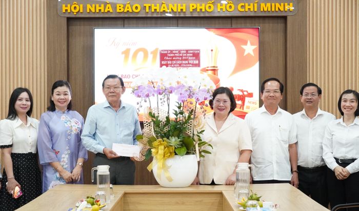 Phó Bí thư Thành ủy TPHCM Văn Thị Bạch Tuyết thăm, chúc mừng Hội Nhà báo TPHCM