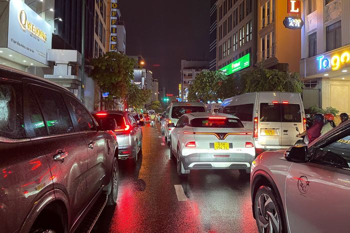 Ùn ứ giao thông trên đường Bạch Đằng, phường Tân Sơn Hòa (lối vào sân bay Tân Sơn Nhất)