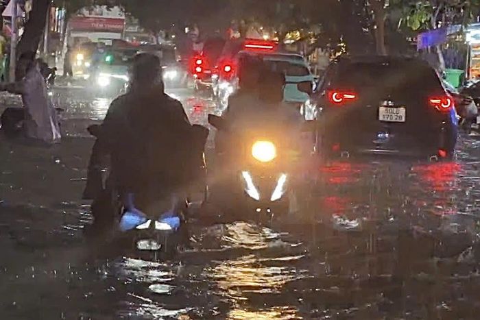Sau 30 phút mưa lớn, tuyến đường Quốc Hương ngập nửa bánh xe máy