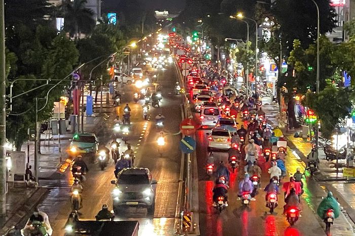 Giao thông trên đường Quang Trung, phường Thông Tây Hội lúc 20 giờ