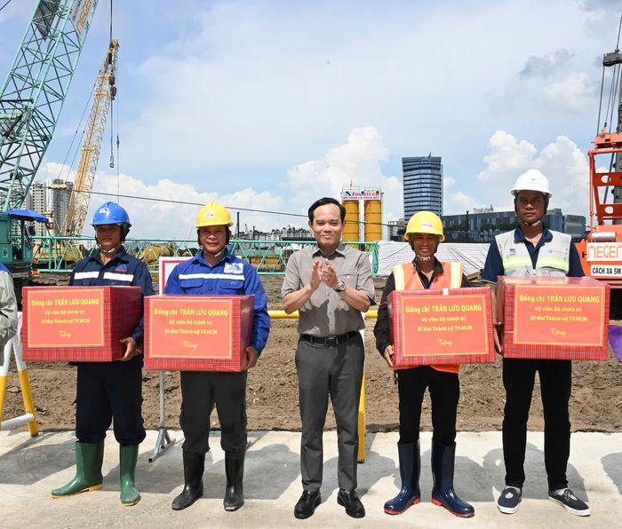  Bí thư Thành ủy TPHCM Trần Lưu Quang trao quà động viên các lực lượng đang trực tiếp thi công dự án. Ảnh: VIỆT DŨNG 