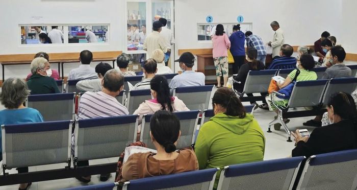  Người dân chờ khám chữa bệnh tại Bệnh viện An Bình, TPHCM (ẢNH: NGỌC HUYỀN) 