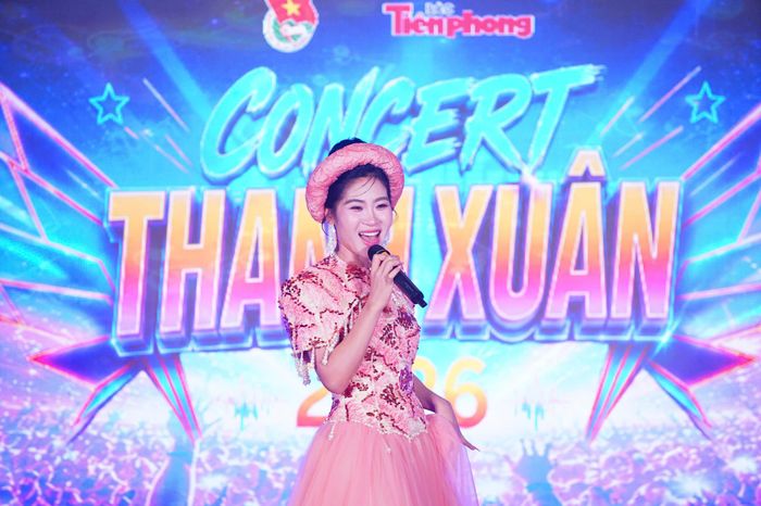  Ca sĩ Hà Myo, Gương mặt trẻ Việt Nam tiêu biểu biểu diễn chào mừng tại buổi họp báo công bố chương trình nghệ thuật Thanh Xuân. Ảnh: TP 