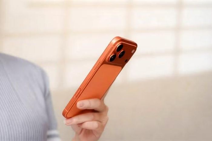 Nhiều chuyên gia nhận định xu hướng này có thể khiến giá RAM tiếp tục tăng trong những năm tới, kéo theo chi phí sản xuất smartphone, máy tính bảng và laptop leo thang, từ đó buộc người tiêu dùng phải bỏ ra số tiền lớn hơn nếu muốn sở hữu thiết bị có khả năng hỗ trợ AI lâu dài.