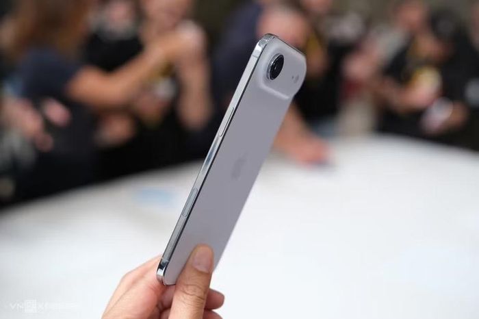 Đến các tính năng Apple Intelligence thế hệ tiếp theo được giới thiệu gần đây, mức RAM tối thiểu đã được nâng lên 12GB, đồng nghĩa chỉ những thiết bị mới như dòng iPhone 17 Pro hoặc iPhone Air mới đủ điều kiện khai thác đầy đủ các công cụ AI tiên tiến mà Apple đang phát triển.