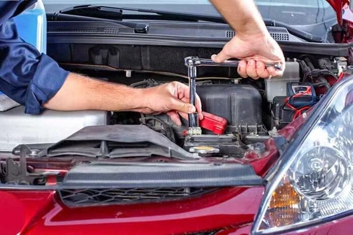 Vệ sinh kim phun, thay lọc nhiên liệu và kiểm tra bugi định kỳ hoặc làm sạch bộ chế hòa khí trên các xe đời cũ để đảm bảo động cơ hoạt động hiệu quả khi dùng E10.