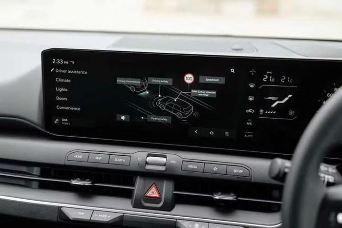 Bên trong Kia K4 xuất hiện mặt táp-lô hai tầng với cụm màn hình cỡ lớn, bao gồm bảng đồng hồ kỹ thuật số và màn hình cảm ứng thông tin giải trí cùng có kích thước 12,3 inch. Nằm kẹp giữa là màn hình chỉnh điều hòa 5 inch.