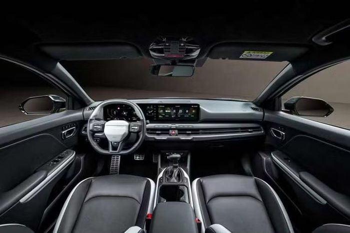 Ngoài ra, chiếc Kia K4 xuất hiện tại Malaysia còn được trang bị gói ngoại thất GT-Line, thể hiện qua thiết kế cản trước/sau riêng biệt và đường viền cửa mạ crôm màu satin. Thêm vào đó là các chi tiết màu đen bóng như ốp gương chiếu hậu và ốp sườn.