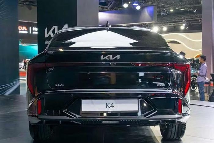 Động cơ T-GDI trên Kia K4 2027 bản sedan kết hợp với hộp số tự động 8 cấp, truyền sức mạnh tới bánh trước. Như vậy, xe mạnh hơn so với đối thủ Honda Civic vốn được trang bị động cơ VTEC Turbo có công suất tối đa 180 mã lực và mô-men xoắn cực đại 240 Nm.