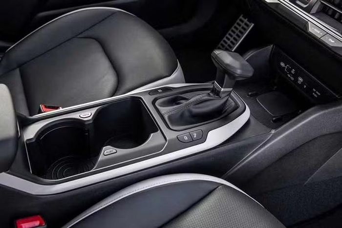Xe hỗ trợ kết nối Android Auto/Apple CarPlay không dây, sạc điện thoại không dây, điều hòa tự động hai vùng, ghế trước có chức năng thông gió và hàng ghế sau gập theo tỷ lệ 60:40. Cung cấp sức mạnh cho Kia K4 này là động cơ xăng Smartstream G 4 xi-lanh thẳng hàng, tăng áp, dung tích 1.6L, sản sinh công suất tối đa 190 mã lực và mô-men xoắn cực đại 265 Nm.