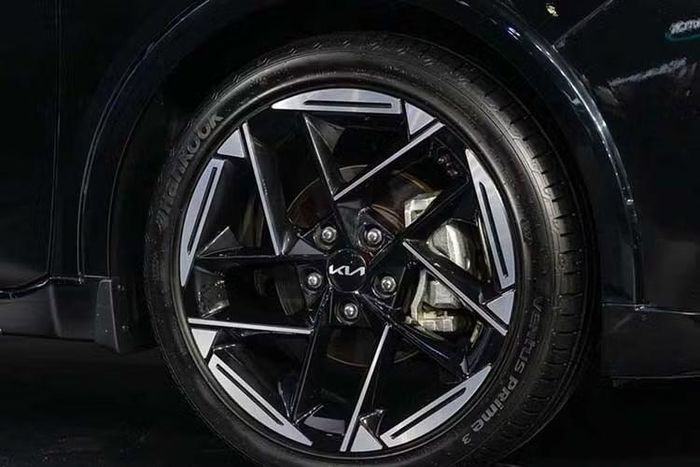Chưa hết, Kia K4 còn sở hữu kiểu dáng fastback mượt mà, các hốc bánh nổi bật và cản sau tích hợp bộ khuếch tán gió. Mẫu xe trưng bày sử dụng bộ mâm hợp kim 18 inch đi kèm lốp kích thước 235/40, cùng hệ thống treo trước MacPherson và hệ thống treo sau đa liên kết.