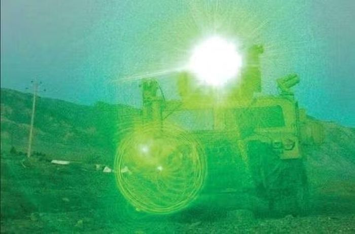 Các công cụ như laser gây chói hoặc đèn chiếu định hướng có thể tạo ra sự mất tập trung tạm thời, giúp người điều hành có thêm thời gian để đánh giá tình hình và đưa ra phương án xử lý phù hợp.