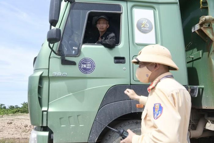 Qua kiểm tra, lực lượng chức năng đã phát hiện một số xe chở hàng quá tải trọng cho phép.