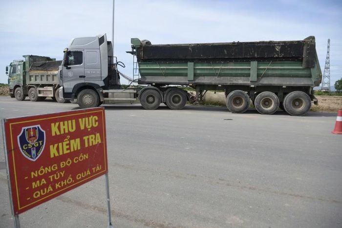 Lực lượng chức năng tập trung kiểm soát các xe ô tô tải trọng lớn vận chuyển vật liệu xây dựng trên các tuyến thuộc địa bàn xã An Khánh (TP Hà Nội).