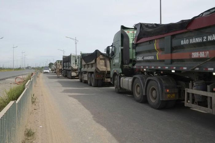 Đội CSGT đường bộ số 11 tập trung lực lượng kiểm tra các trường hợp xe tải có dấu hiệu chở quá tải trọng, quá khổ giới hạn và cơi nới thành thùng xe.