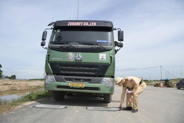 Tổ công tác đã triển khai cân tải trọng lưu động, kiểm tra tại chỗ với xe có dấu hiệu vi phạm.