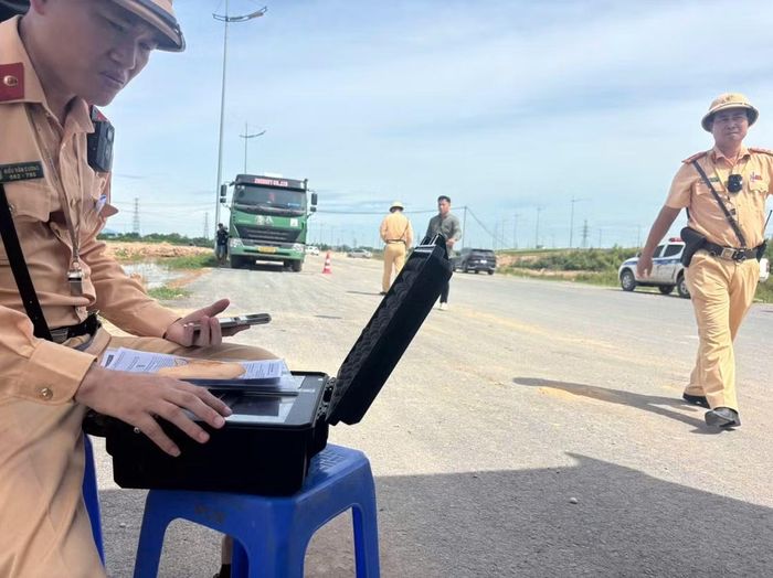 Sau khi cân tải trọng lưu động và đối chiếu với các giấy tờ liên quan, tổ công tác xác định rõ các hành vi vi phạm, làm căn cứ lập hồ sơ xử lý nghiêm theo quy định của pháp luật.