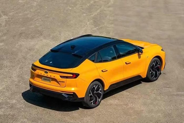 Phiên bản Sport mở rộng dòng Mondeo sang phân khúc SUV gầm cao nhưng vẫn giữ nguyên tên gọi vốn quen thuộc với người tiêu dùng Trung Quốc. Ford Mondeo Sport có chiều dài tổng thể 4.920 mm và chiều dài cơ sở 2.945 mm nên được định vị trong phân khúc SUV hạng trung.