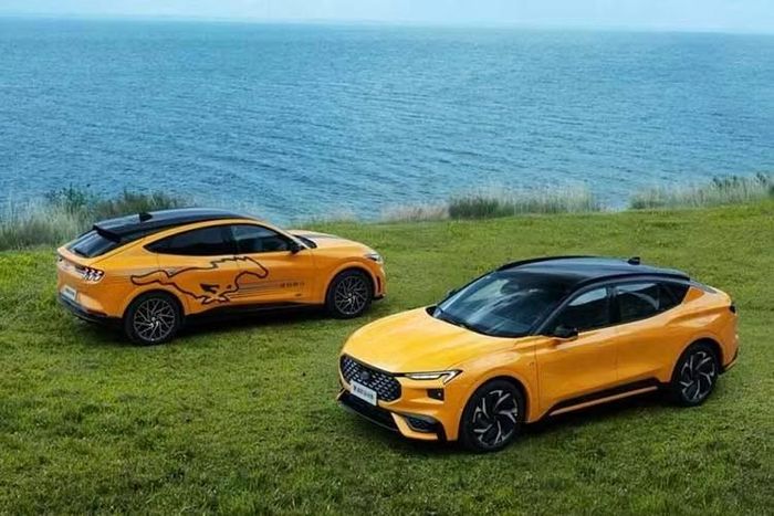 Khoảng sáng gầm của Ford Mondeo Sport đạt 168 mm, kết hợp giữa phong cách coupe và tính thực dụng trong sử dụng hàng ngày. Phía sau xe được trang bị cụm đèn hậu LED hình chữ "C", nối liền với nhau bằng dải đèn vắt ngang cửa cốp.