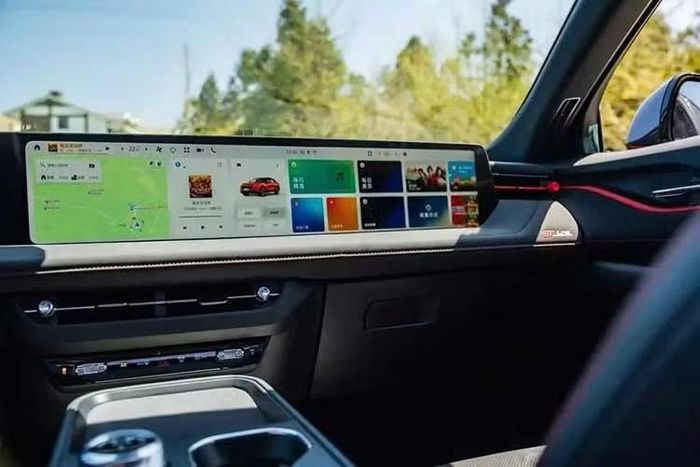 Ghế ngồi sử dụng họa tiết tương tự các mẫu xe hiệu suất cao của Ford, tạo cảm giác thể thao rõ rệt. Phiên bản ST-Line cao cấp nhất được bổ sung ghế sưởi và thông gió. Chưa hết, Ford Mondeo Sport còn được trang bị hệ thống kết nối thông minh SYNC Max thế hệ mới, sử dụng bộ xử lý Snapdragon 8155 và màn hình liền khối 4K có kích thước 1,1 mét.