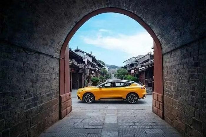 Mẫu xe mới được giới thiệu sau khi Ford đầu tư vào dòng Mondeo dành riêng cho thị trường Trung Quốc. Vào tháng 12/2025, hãng đã ra mắt phiên bản nâng cấp của dòng sedan hạng trung Mondeo với động cơ tăng áp 2.0L, cho công suất tối đa 257 mã lực và mô-men xoắn cực đại 408 Nm.