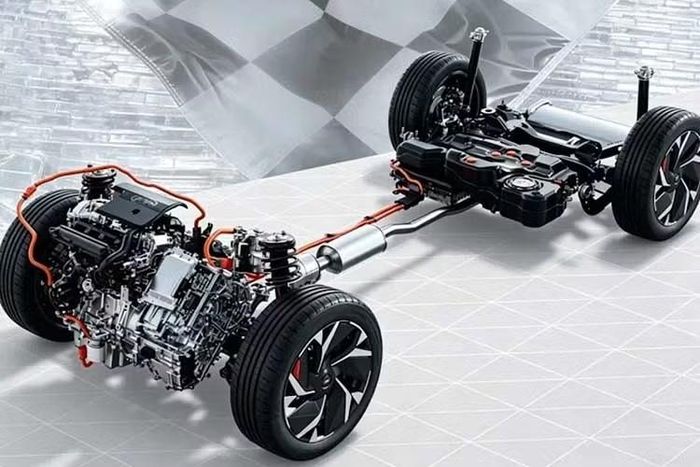 Mức tiêu thụ nhiên liệu hỗn hợp theo chuẩn WLTC của Ford Mondeo Sport được công bố là 5,99 lít/100 km. Trong khi đó, mức tiêu thụ trên đường cao tốc giảm xuống còn 4,64 lít/100 km. Dựa trên các thông số theo chu trình WLTC, Ford cho biết xe có phạm vi hoạt động lên tới 915 km theo lý thuyết và các thử nghiệm nội bộ của hãng.