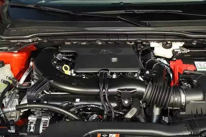 Ford Mondeo Sport kết hợp động cơ xăng EcoBoost tăng áp, dung tích 2.0L với mô-tơ điện, cho tổng công suất 308 mã lực. Thay vì sử dụng công nghệ điện hóa chủ yếu để đáp ứng các tiêu chuẩn khí thải, Ford coi hệ thống này như một giải pháp mang lại khả năng tăng tốc mạnh mẽ đồng thời giảm mức tiêu thụ nhiên liệu khi vận hành trên cả đường trường lẫn cao tốc.
