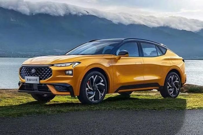 Tuy Ford Mondeo Sport là xe SUV nhưng sử dụng kiểu thân xe liftback 5 cửa khá hiếm trong phân khúc. Phần đầu xe nổi bật với lưới tản nhiệt 3D dạng vảy cùng dải đèn LED định vị ban ngày tách rời khỏi cụm đèn pha, mang lại khả năng nhận diện cao. Thân xe có các đường nét mềm mại, đi kèm bộ mâm kích thước lớn.