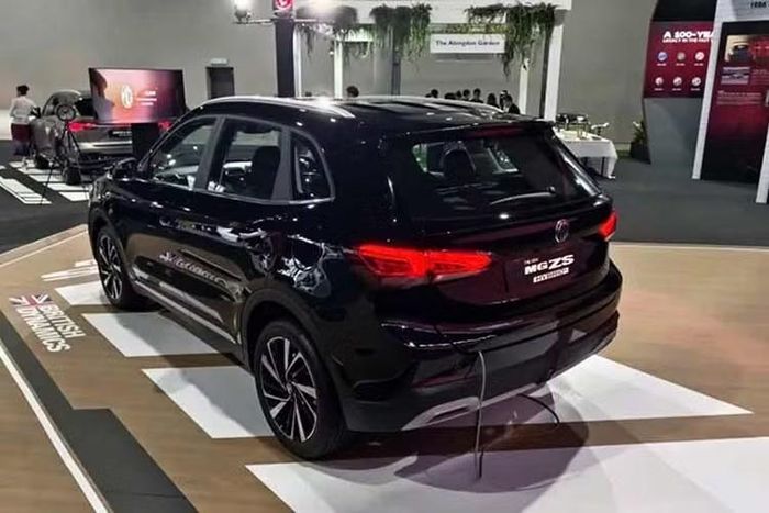 MG ZS Hybrid+ sẽ được lắp ráp tại Malaysia theo dạng CKD cùng với người anh em S5 EV. Xe được cung cấp với 4 màu sơn gồm đỏ, bạc, đen và trắng, tất cả đều đi kèm nội thất màu đen.