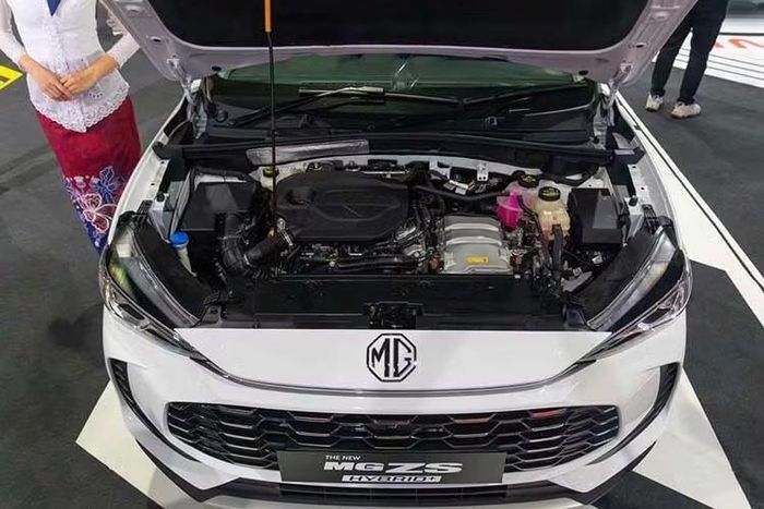 Phiên bản hybrid của MG ZS 2026 sử dụng động cơ xăng 4 xi-lanh, hút khí tự nhiên, dung tích 1.5L, tạo ra công suất tối đa 102 mã lực và mô-men xoắn cực đại 128 Nm. Động cơ kết hợp với mô-tơ điện có công suất tối đa 136 mã lực và mô-men xoắn cực đại 250 Nm.