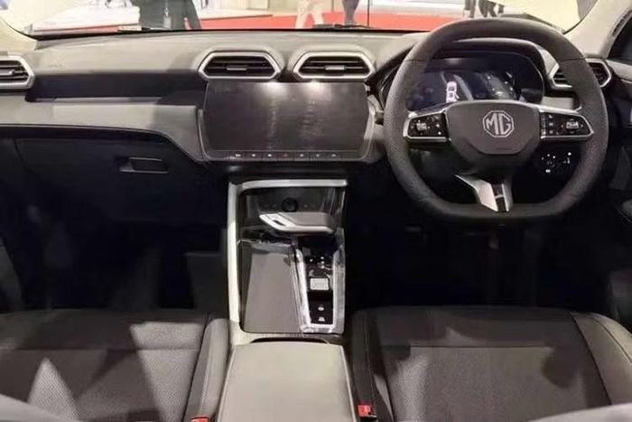 Hộp số hybrid ba cấp cùng bộ pin dung lượng 1,83 kWh. Tổng công suất hệ thống đạt 196 mã lực và mô-men xoắn cực đại là 465 Nm, cho khả năng tăng tốc từ 0-100 km/h trong 8,7 giây. Đồng thời, MG ZS Hybrid+ chỉ tiêu thụ lượng nhiên liệu 5,1 lít/100 km trên đường hỗn hợp theo chu trình WLTP.