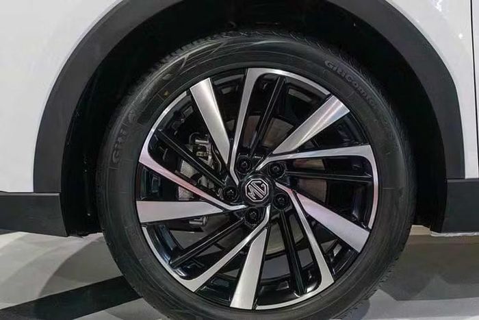 MG cho biết đây là mẫu SUV hạng B lớn nhất tại thị trường Malaysia hiện nay. Dung tích khoang hành lý của MG ZS 2026 đạt 443 lít và có thể mở rộng lên 1.457 lít khi gập hàng ghế sau.
